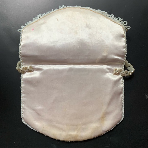 v i n t a g e :: Floral Scalloped Beaded Satin Lucite Envelope Purse - Picture 4 of 14